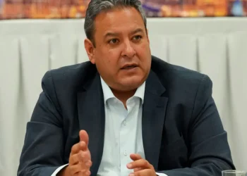 Daroca instruye al personal jerárquico de YPFB que ponga sus cargos a disposición