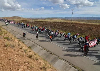 Arranca marcha del magisterio urbano; prevé llegar el viernes a la sede de Gobierno