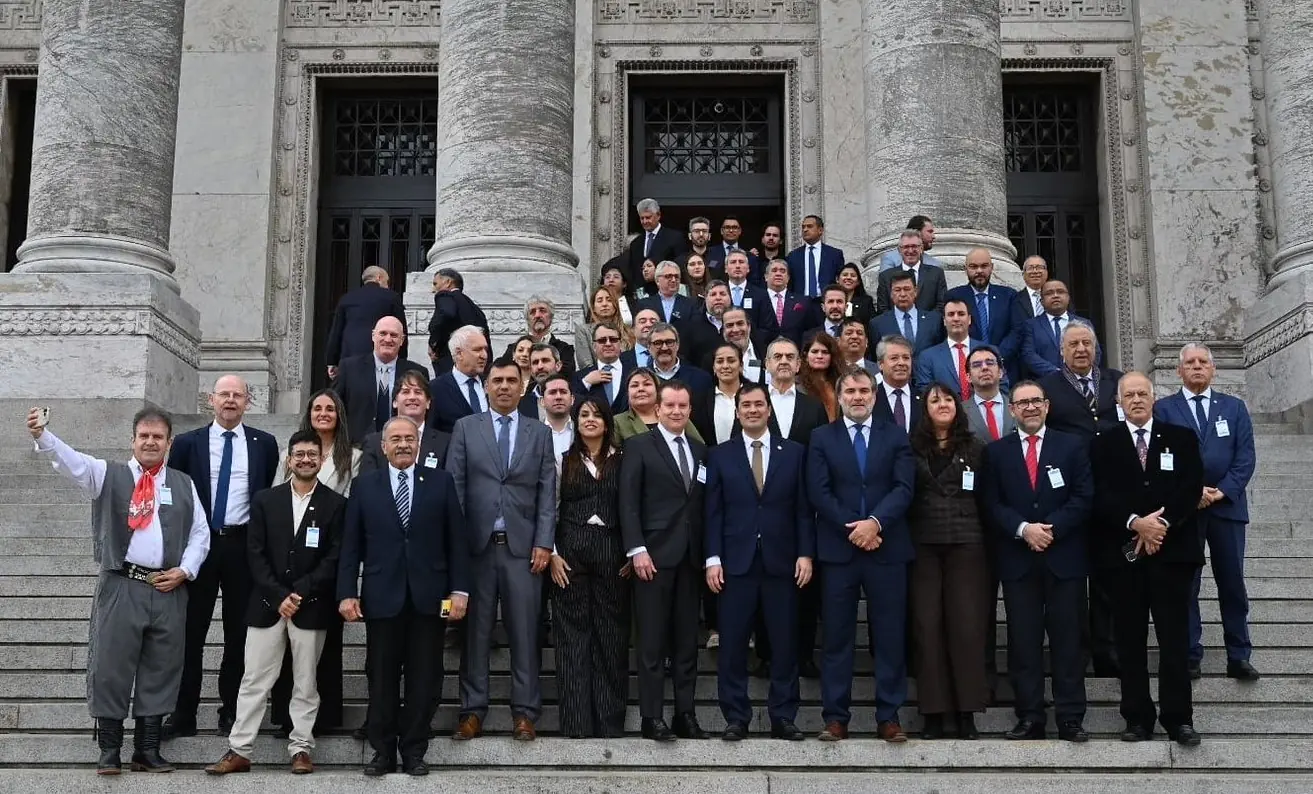 Supraestatales impulsan integración y destacan rol del país en Parlasur