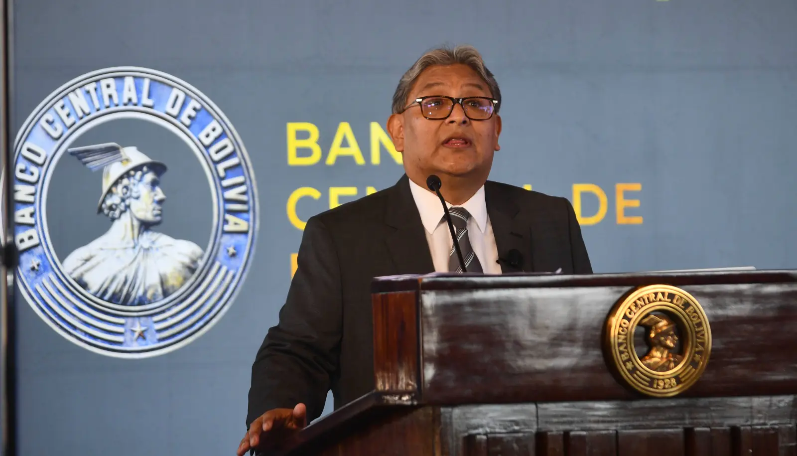 Aprehenden a Edwin Rojas, expresidente del BCB, y a tres exgerentes de la entidad