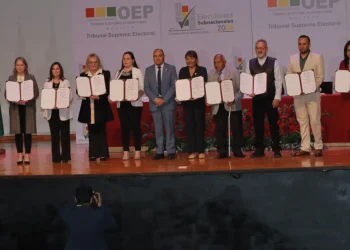 Los concejales electos de La Paz recibieron sus credenciales. FOTO: APG