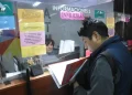 Un contribuyente realiza el pago de sus impuestos en la ATM. FOTO: GAMLP