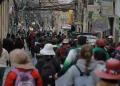 Maestros urbanos cercan la plaza Murillo y presionan con el incremento salarial
