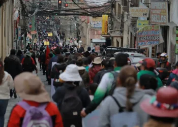 Maestros urbanos cercan la plaza Murillo y presionan con el incremento salarial