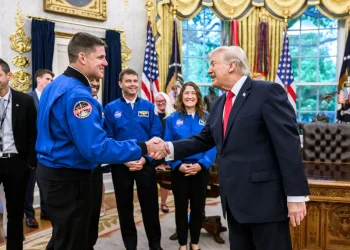 Trump con los astronautas en el Salon Oval/Casa Blanca