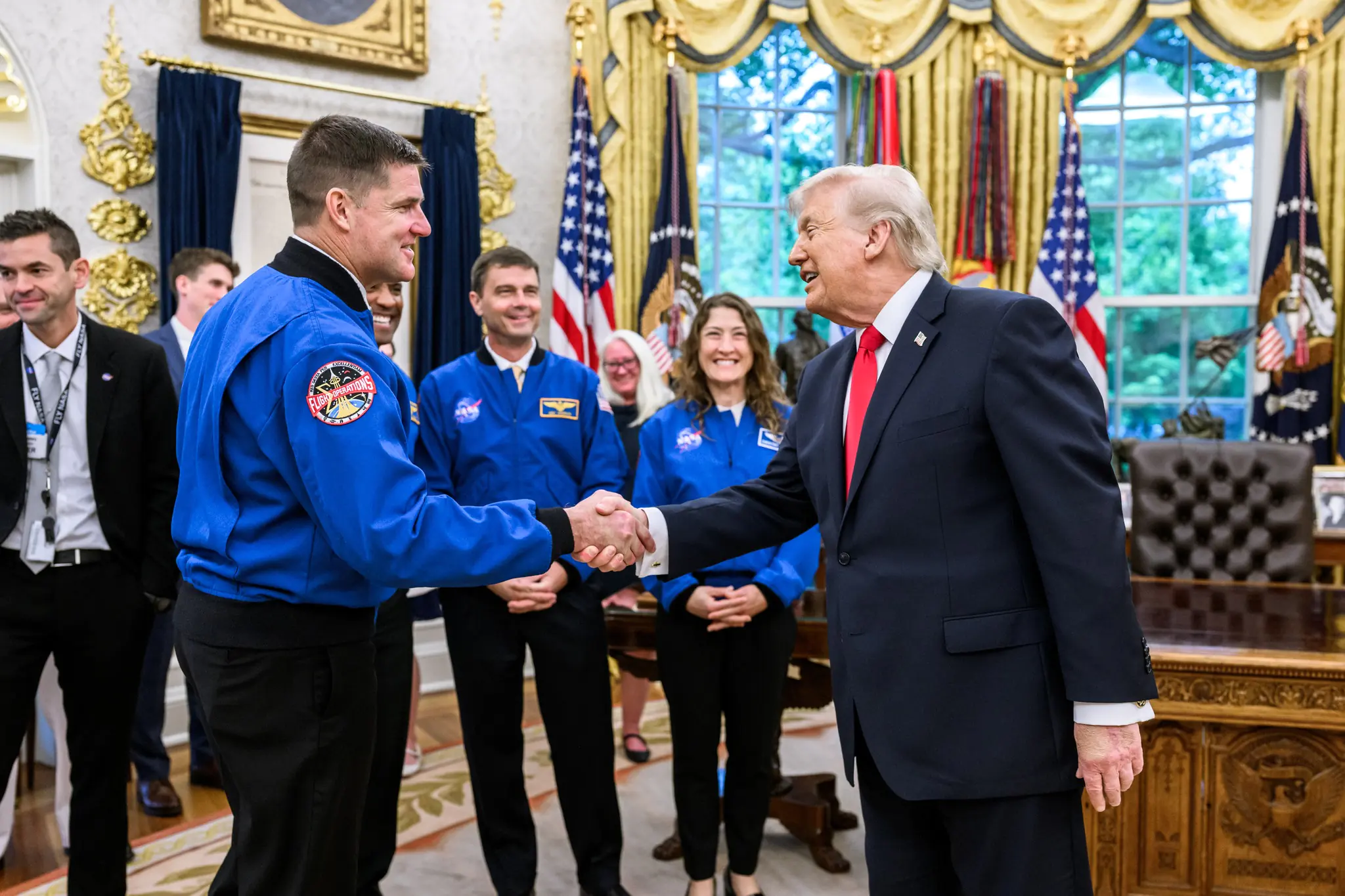 Trump con los astronautas en el Salon Oval/Casa Blanca