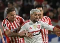 Flamengo cede un empate ante Estudiantes, pero sigue como líder