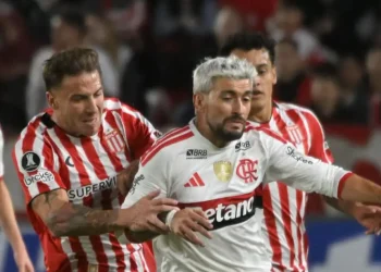 Flamengo cede un empate ante Estudiantes, pero sigue como líder