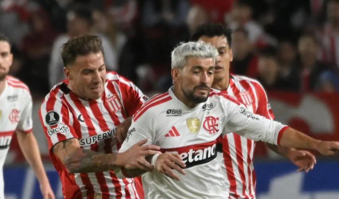 Flamengo cede un empate ante Estudiantes, pero sigue como líder