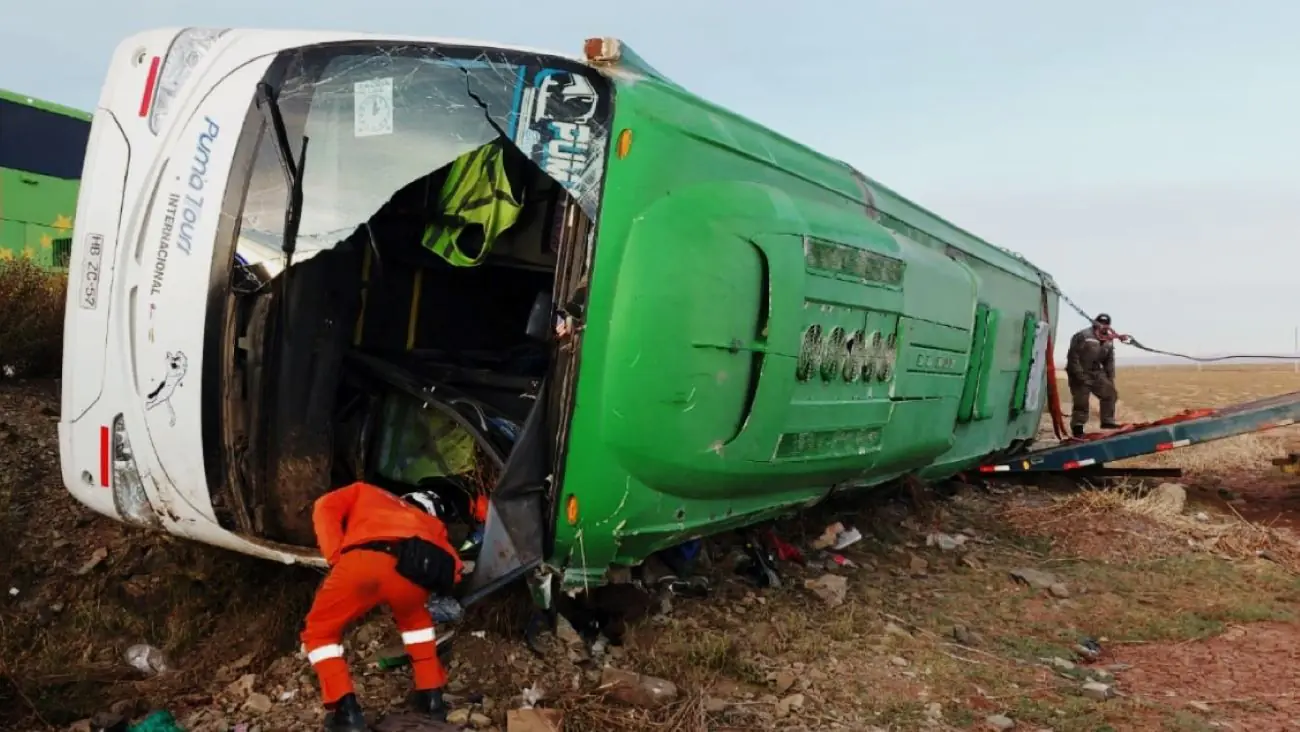 El bus siniestardo en la carretera Oruro - Pisiga. FOTO: Fiscalía de Oruro
