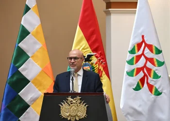 Lupo dice que el Gobierno respeta cabildo de la COB y ratifica apertura al diálogo
