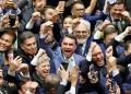 El senador Flavio Bolsonaro celebra la aprobación/AFP