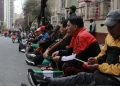 Maestros instalan mitin frente al Ministerio de Educación; exigen incremento salarial