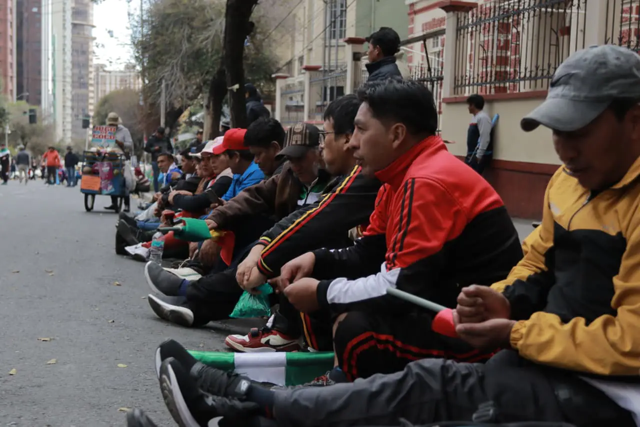 Maestros instalan mitin frente al Ministerio de Educación; exigen incremento salarial