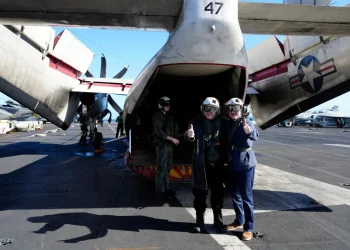 Milei posa junto a un avión de Estados Unidos/AFP