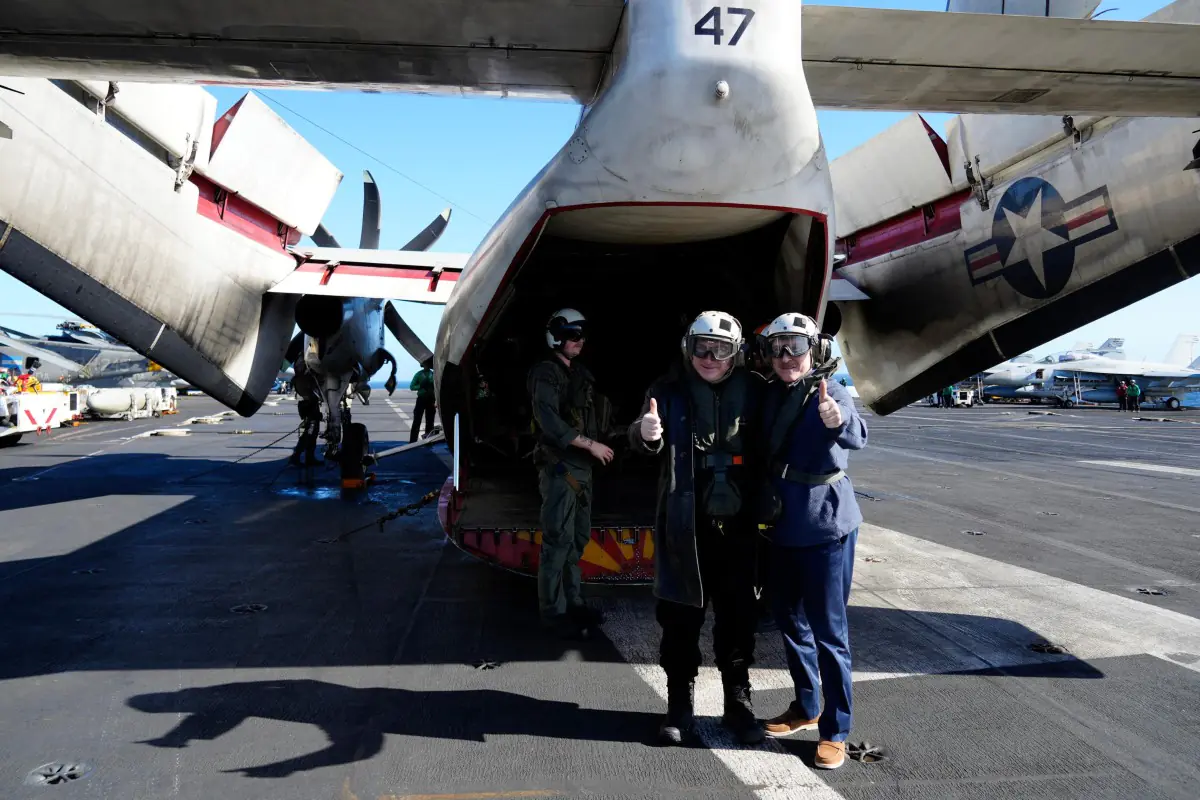 Milei posa junto a un avión de Estados Unidos/AFP