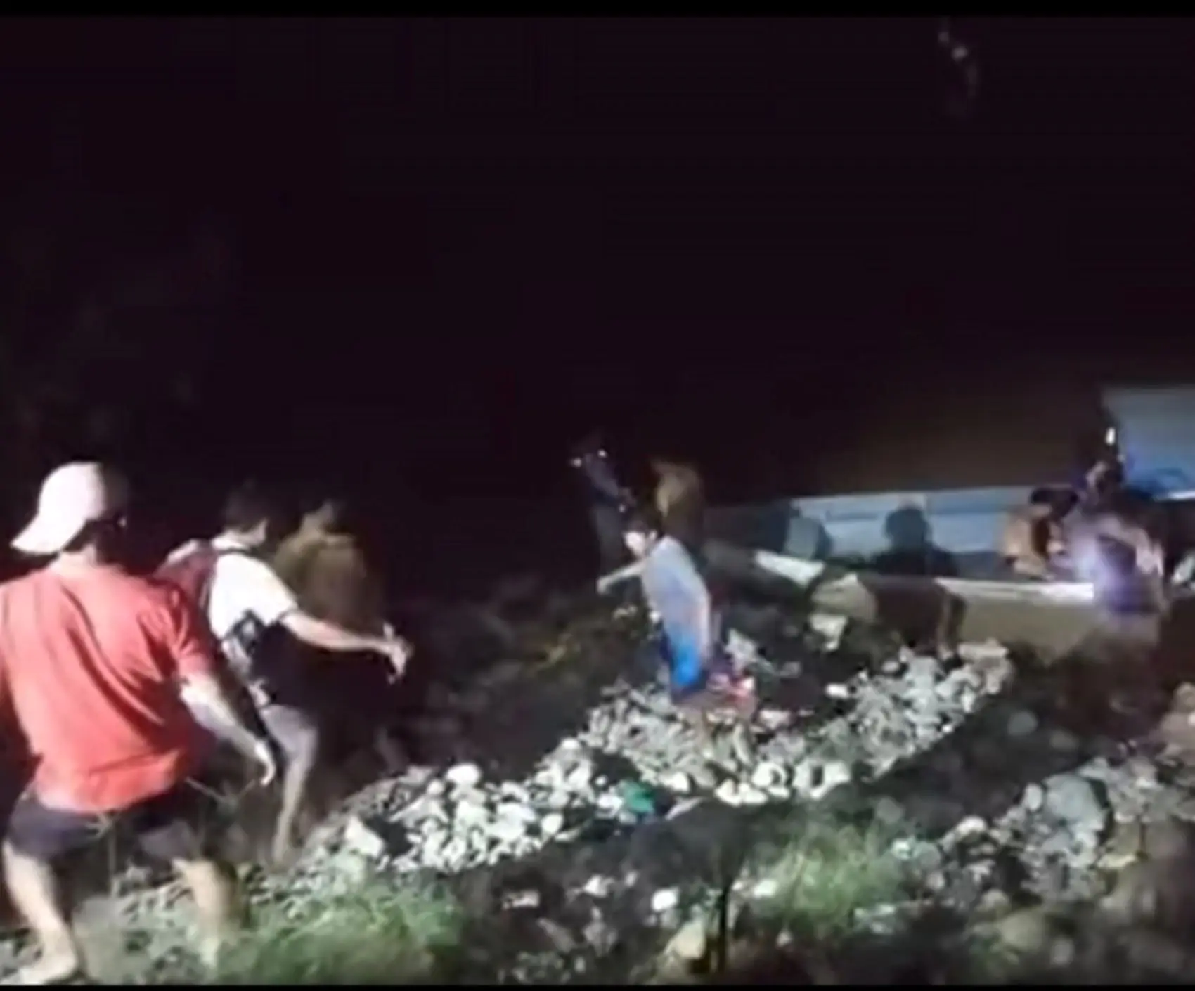 Lugareños rescataron a las víctimas del accidente. FOTO: Captura RRSS