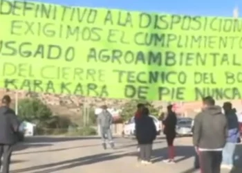 Pobladores instalaron una vigilia en el ingreso al relleno sanitario de K'ara K'ara. FOTO: Captura RRSS