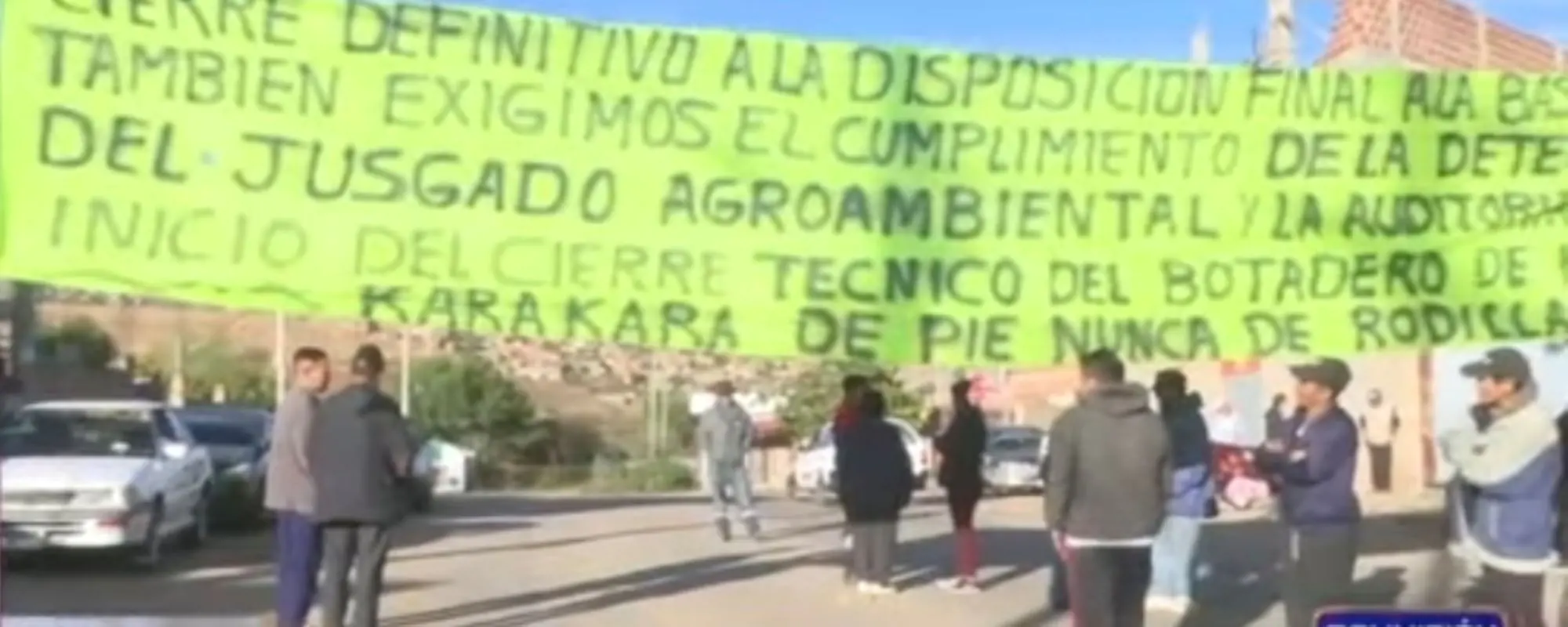 Pobladores instalaron una vigilia en el ingreso al relleno sanitario de K'ara K'ara. FOTO: Captura RRSS