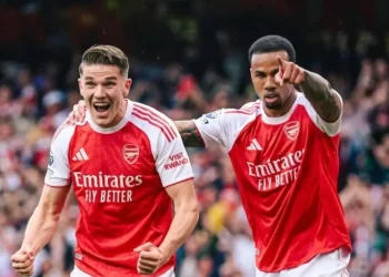Arsenal golea al Fulham y se distancia a seis puntos del City