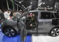 Los vehículos eléctricos se lucen en la vitrina de la Fexco