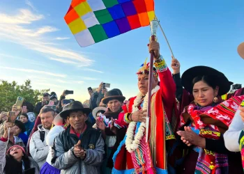 Leonardo Loza recibió el bastón de mando como Gobernador de Cochabamba. FOTO: RRSS