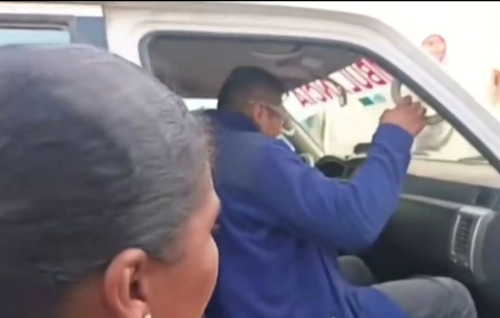 El párroco de la iglesia de Coripara fue trasladado en una ambulancia hasta la ciudad de La Paz. FOTO: Captura Red Yungas