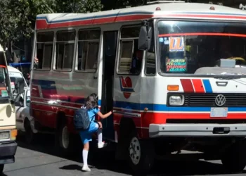 Transporte de Cochabamba acepta ir al diálogo, pero mantiene amenaza de bloqueos