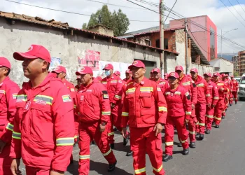 Bomberos bolivianos reciben homenaje en su día internacional