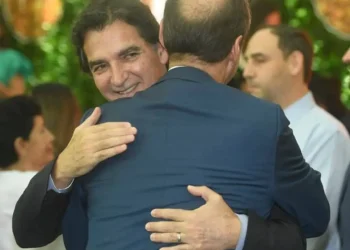 Saavedra jura como alcalde, marca giro político y promete recuperar Santa Cruz