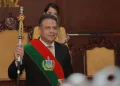 Revilla jura como gobernador de La Paz y advierte crisis institucional seria