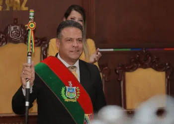 Revilla jura como gobernador de La Paz y advierte crisis institucional seria