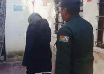 La madre de la víctima es llevada a celdas policiales. FOTO: Fiscalía de Oruro