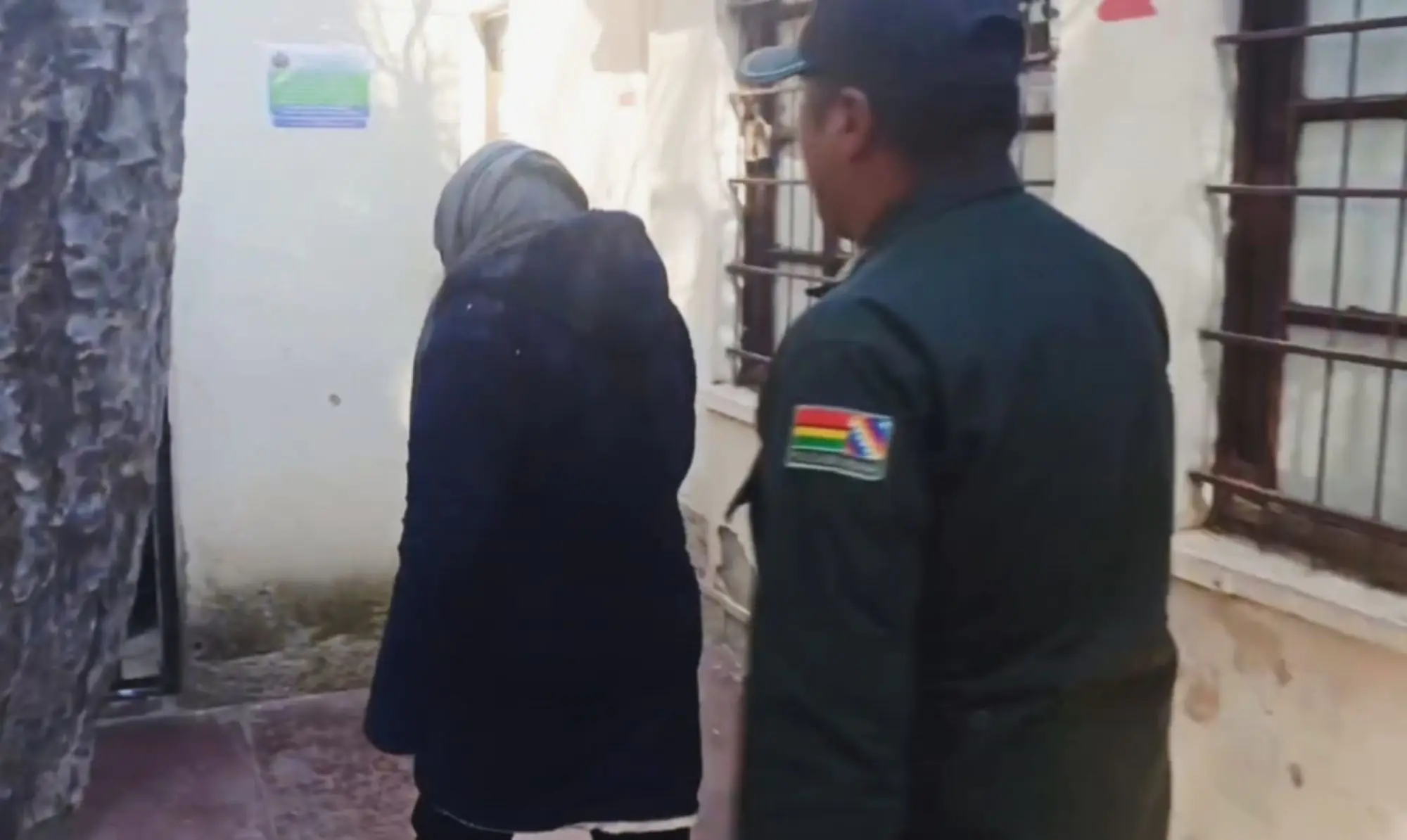 La madre de la víctima es llevada a celdas policiales. FOTO: Fiscalía de Oruro