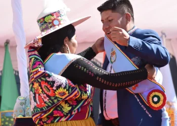 Loza asume gobernación y pide unidad para enfrentar rezago