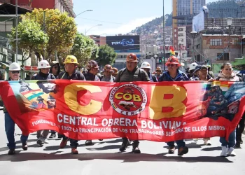 Marcha de la COB toma el centro paceño y presiona al Gobierno por alza salarial