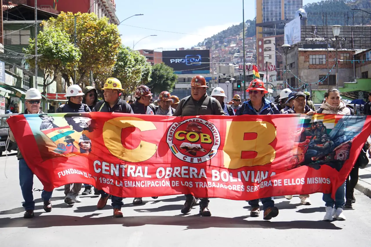 Marcha de la COB toma el centro paceño y presiona al Gobierno por alza salarial