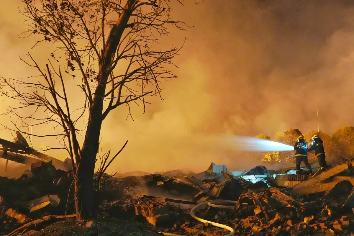 Los bomberos demoraron en controlar el fuego/AFP