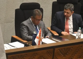 Oviedo salpica a Prada y Ríos y atribuye aislamiento internacional a gestión anterior