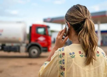YPFB activa líneas de WhatsApp para informar sobre los combustibles