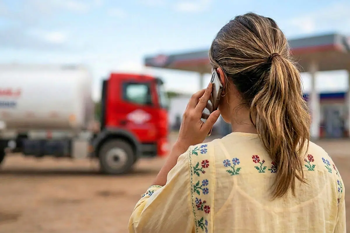 YPFB activa líneas de WhatsApp para informar sobre los combustibles