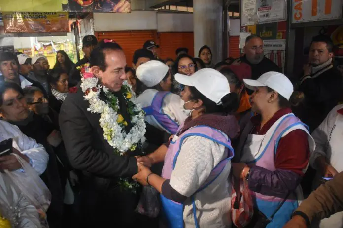 El alcalde de La Paz, César Dockweiler, visitó el mercado Lanza. FOTO: GAMLP