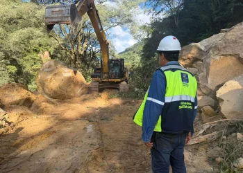 Maquinaria pesada retiró las rocas que obstruían la vía/ABC