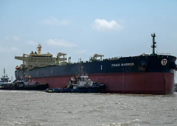 El petrolero Ithaki Warrior, con bandera griega/AFP