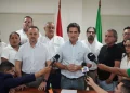 El alcalde de Santa Cruz , Manuel Saavedra, y representantes del sector salud. FOTO: GAMSC