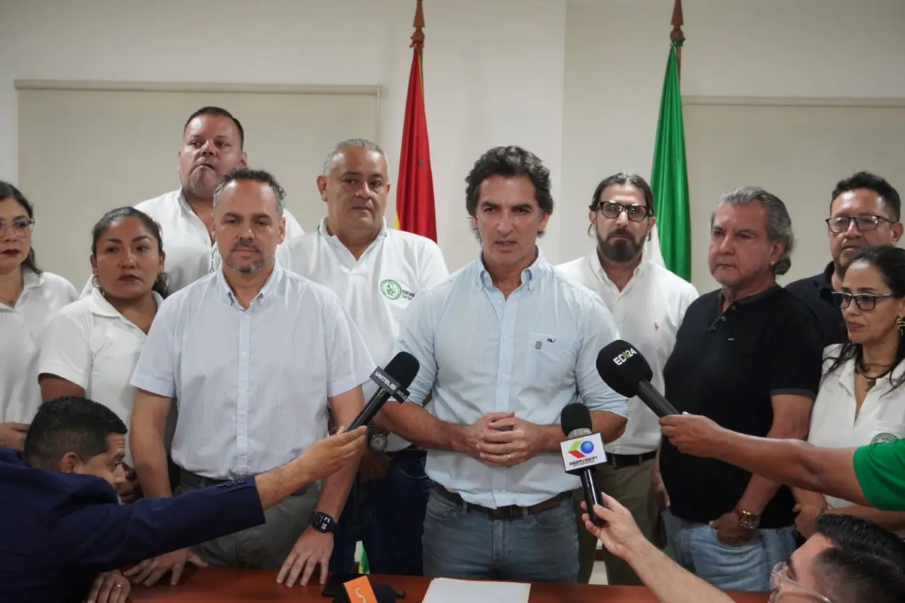 El alcalde de Santa Cruz , Manuel Saavedra, y representantes del sector salud. FOTO: GAMSC