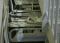 Se encontró camas debajo de las gradas en lugar de ser reparadas/RRSS