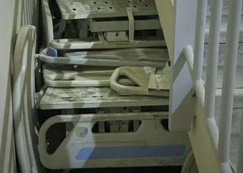 Se encontró camas debajo de las gradas en lugar de ser reparadas/RRSS