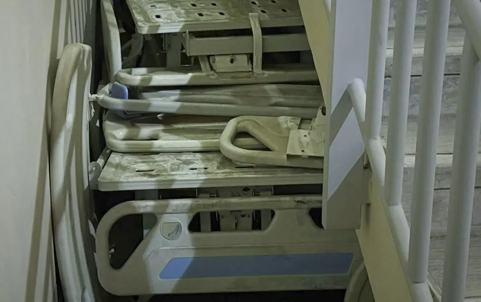 Se encontró camas debajo de las gradas en lugar de ser reparadas/RRSS