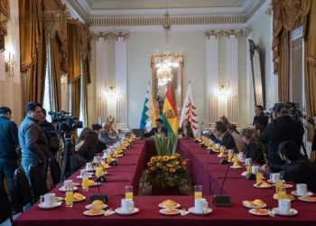 Canciller se reúne con prensa internacional para abordar agenda diplomática de Bolivia